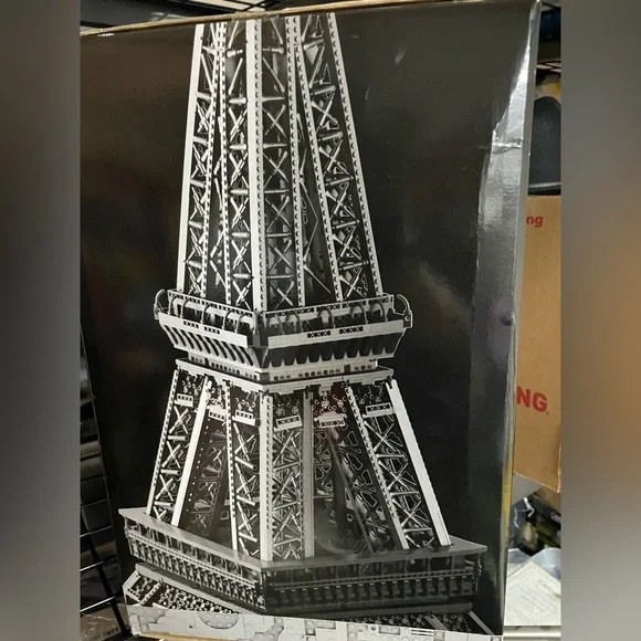 Eiffel Tower building block model: UNOPENED - Picture 4 of 4